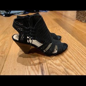 EUC Vince Camuto Black Suede Sandal